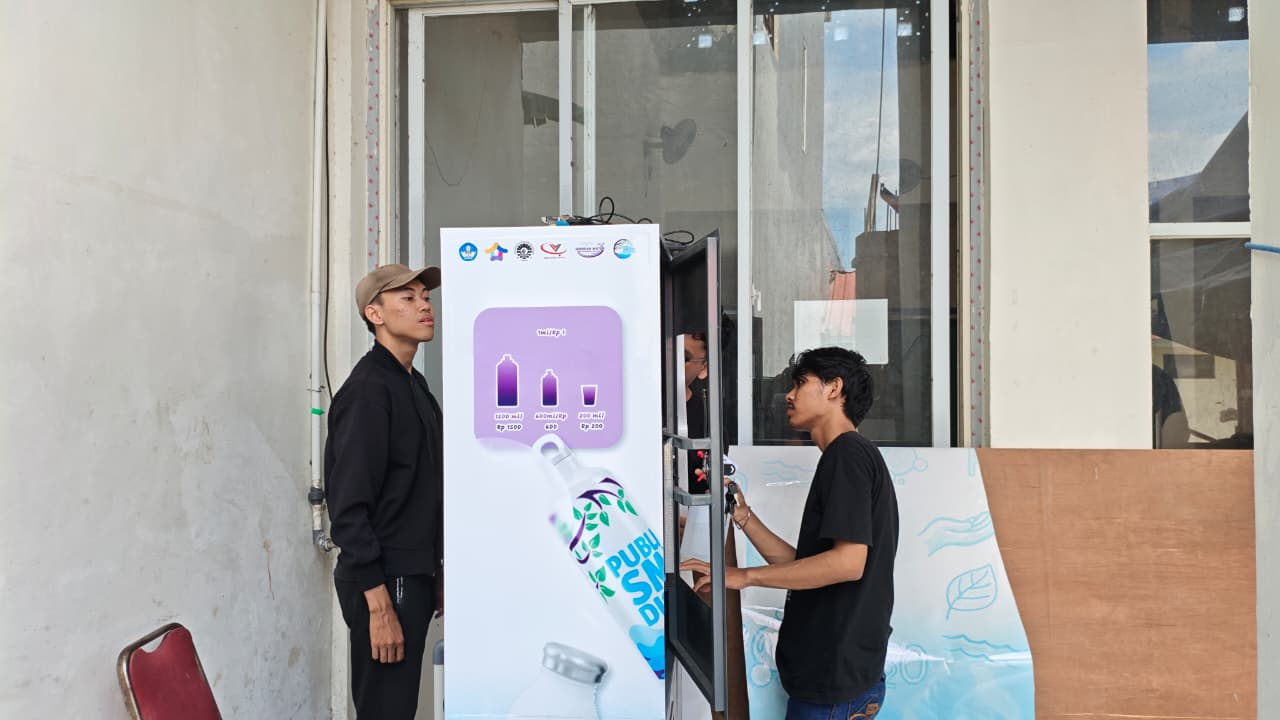 Tangan memegang tanah dengan tunas